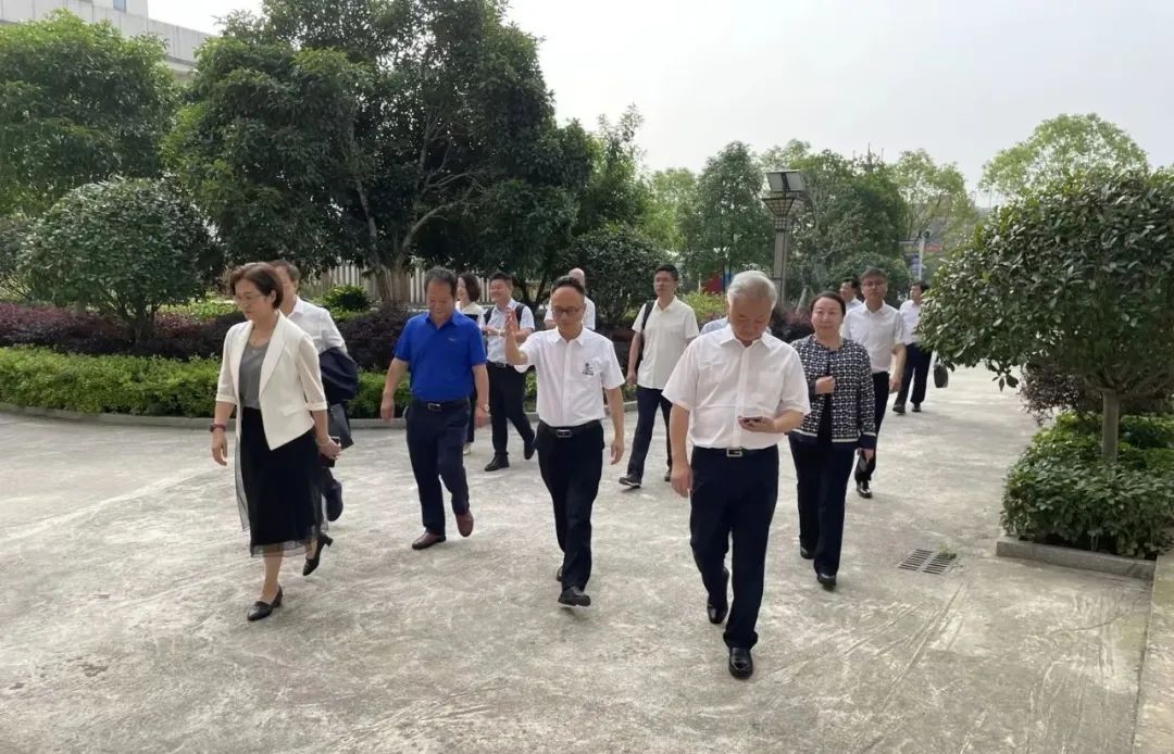 湖南省中醫(yī)藥研究院葛金文院長和邵陽市各級領導專家蒞臨天香生物產(chǎn)業(yè)園考察指導