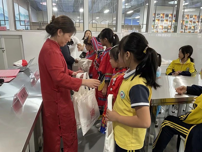 邵陽市五里牌小學(xué)“民族團(tuán)結(jié)話中秋”活動在玖味中醫(yī)藥膳研學(xué)實踐教育基地順利舉行