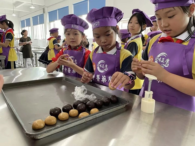 邵陽市五里牌小學(xué)“民族團(tuán)結(jié)話中秋”活動在玖味中醫(yī)藥膳研學(xué)實踐教育基地順利舉行