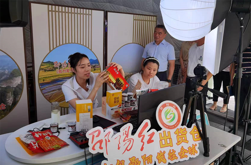 邵陽(yáng)市委常委、常務(wù)副市長(zhǎng)王永紅一行領(lǐng)導(dǎo)到邵陽(yáng)紅出貨倉(cāng)-天香生物產(chǎn)業(yè)園考察指導(dǎo)